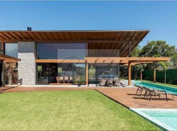 Casa · 372m² · 4 Quartos · 2 Vagas · Casa Alto Padrão localizada em condomínio fechado com acesso exclusivo à Lagoa de Ibiraquera, Imbitu