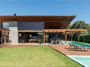 Casa · 372m² · 4 Quartos · 2 Vagas · Casa Alto Padrão localizada em condomínio fechado com acesso exclusivo à Lagoa de Ibiraquera, Imbitu