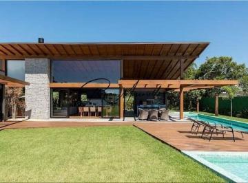 Casa · 372m² · 4 Quartos · 2 Vagas · Casa Alto Padrão localizada em condomínio fechado com acesso exclusivo à Lagoa de Ibiraquera, Imbitu
