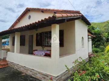 Casa principal · Chácara com Duas Casas, Piscina e muito Verde em Conrado - Miguel Pereira