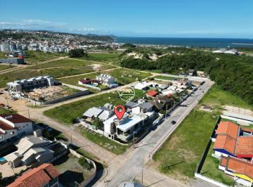 Casa · 450m² · 4 Quartos · 2 Vagas · Espetacular imóvel de alto padrão a venda no Centro de Imbituba!