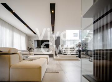 1 · Casa em condomínio com 450m² Privativos, 4 suítes e 3 vagas em Santa Felicidade.