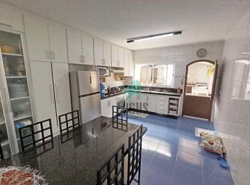 5c9fcdf44f53f7bd0dae94fb18074bb1335bdc40 · Sobrado com ótima disposição de 202m² composto por 3 quartos sendo 1 suíte, à venda por R$ 720.000 -