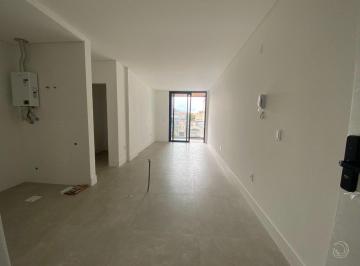 1_sala living · Apartamento de 78m² com 2 suítes em Jurerê