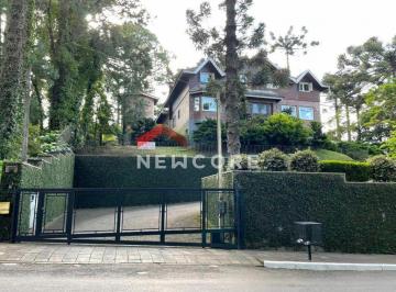 Casa · 700m² · 5 Quartos · 5 Vagas · Casa em   Ladeira das Azaléias  - Planalto - Gramado/RS