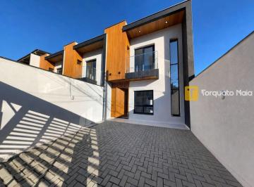 Casa · 108m² · 3 Quartos · 2 Vagas · Casa geminada de alto padrão com 3 suítes, próxima ao Centro