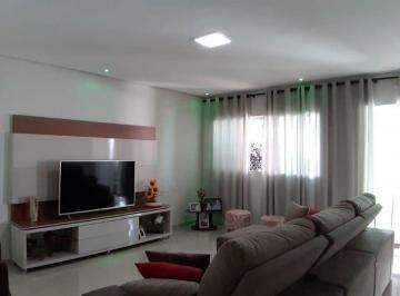 Casa · 250m² · 4 Quartos · 2 Vagas · Sobrado em Rua Belfast - Laranjeiras - Uberlândia/MG
