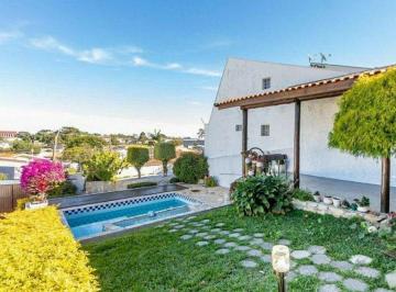 Casa · 256m² · 3 Quartos · 5 Vagas · Sobrado em  Travessa São Lucas - Barreirinha - Curitiba/PR