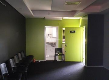 109774_i0866r037u3iP2_10977464c4088c0a786.jpg · Sala comercial com 38 m², reformada no bairro Floresta.