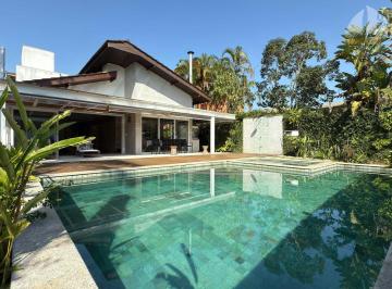 Casa · 450m² · 5 Quartos · 7 Vagas · Casa em condomínio disponível para venda na Praia da Baleia!