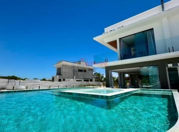 Casa · 239m² · 4 Quartos · 3 Vagas · Luxuosa Casa em Sauipe com 04 suites