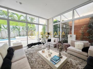 Casa · 513m² · 4 Quartos · 5 Vagas · Excelente casa com área gourmet e piscina em localização cobiçada
