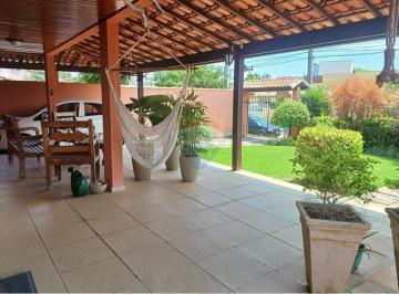Casa · 252m² · 5 Quartos · 4 Vagas · Casa em condominio fechado com cinco dormitórios e piscina.