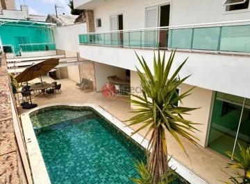 Casa · 233m² · 5 Quartos · 6 Vagas · Sobrado à venda na Quarta Parada com piscina.