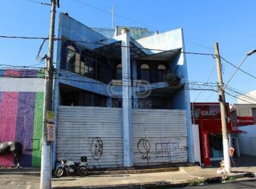 Fachada do imóvel · Prédio com 3 pavimentos em frente a Praça 8 de Abril