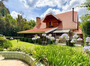 Casa · 486m² · 3 Quartos · 6 Vagas · O Charme que Você Procura em Campos do Jordão
