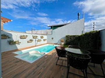 Casa · 141m² · 3 Quartos · 2 Vagas · Sobrado com Piscina e Mobiliado