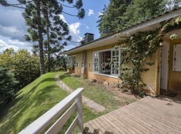 Casa · 200m² · 3 Quartos · 4 Vagas · Casa no bairro de Descansópolis, com muita natureza e vista