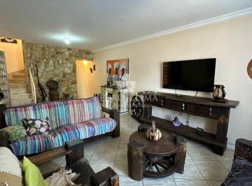 Casa · 190m² · 3 Quartos · 2 Vagas · Sobrado frontal á venda/ locação, conta com 3 quartos sendo 1 suíte na Penha.