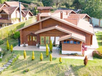 Casa · 339m² · 3 Quartos · 2 Vagas · Residência Impecável em Campos do Jordão