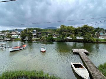 5579861db889bfb16efc5d292a168235f391d151 · À venda | 670 m², 8 quartos e 4 vagas de garagem - Canal da Barra da Lagoa, Florianópolis.