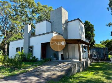 02a4e2c3a58b32510d9185b533f36b1637a1a7f4 · Casa 3 quartos sendo 2 suíte a 600 metros da Praia de Ponta das Canas