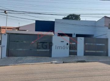 Foto 21 · Casa a venda no Parque Jataí, Votorantim. Na parte térrea, sala, 3 dormitórios sendo 1 suíte com clo