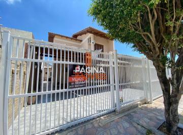 Casa · 135m² · 3 Quartos · 2 Vagas · Página 1 Imóveis anuncia para venda ótima casa com piscina de 03 dormitórios, sendo 1 suíte, no bair