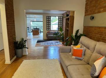 Casa · 300m² · 4 Quartos · 2 Vagas · Casa com 4 quartos e quintal 100% reformada