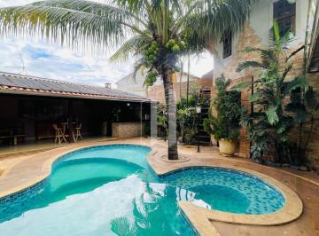Casa · 220m² · 3 Quartos · 4 Vagas · Sobrado em rua comercial, para morar ou montar seu negócio com duas entradas....