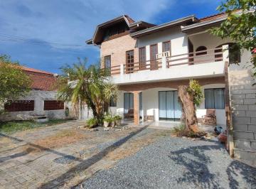 Casa · 300m² · 5 Quartos · 1 Vaga · Sobrado localizado no centro de Itapoá SC e próximo ao mar