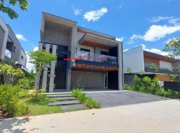 Casa · 476m² · 5 Quartos · 4 Vagas · Casa com 476 m² em condomínio de luxo com 5 suítes sendo 1 térrea