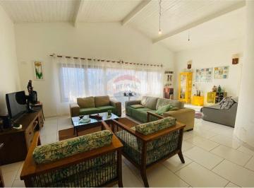 Casa · 312m² · 3 Quartos · 2 Vagas · Casa incrível no Guaiuba.