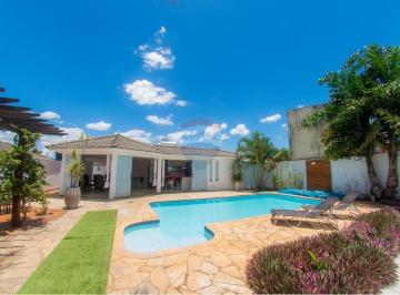 Casa · 400m² · 4 Quartos · 6 Vagas · Casa 04 quartos 800m2 Arniqueiras Lazer completo, melhor localização de Arniqueiras.
