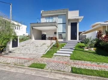 Foto 02 · Casa de Luxo com 4 Quartos/Suítes no Alphaville 1 um, Maricá-RJ: 240m², 2 Salas, 5 Banheiros e 2 Vag