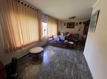 sala · Casa térrea com 3 dormitórios e 4 vagas de garagem