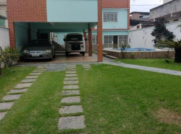 Casa · 180m² · 2 Quartos · 3 Vagas · 2 casas em um amplo terreno ajardinado