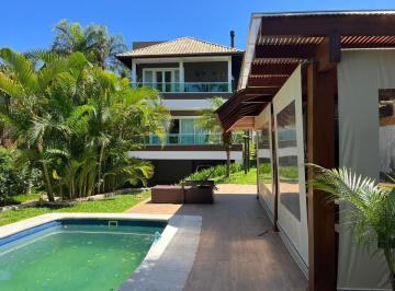 Casa de 4 quartos, Florianópolis ·  Casa Exclusiva a 50m da Praia Mole – Conforto, Sofisticação e Sustentabilidade 