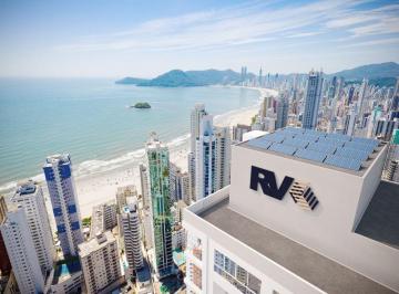 Topo do Meridian Tower com painéis solares e a Praia Central ao fundo (imagem ilustrativa) · Cobertura na Planta com 362m² e 4 Suítes: Amplitude e Lazer Completo