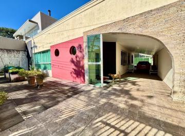 Casa térrea com piscina à Venda no Jardim Social, Curitiba · Casa térrea com piscina à Venda no Jardim Social, Curitiba