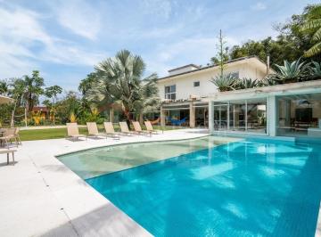 Casa · 2027m² · 6 Quartos · 6 Vagas · Belíssima Casa de Cinema Pé na Areia com vista para o Mar na Praia Preta, disponível para locação An
