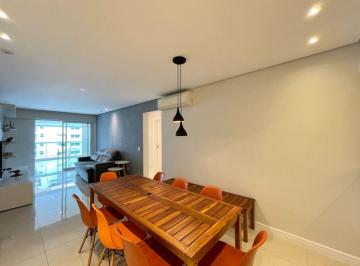 Sala · Apartamento à beira mar com 3 quartos (1 suíte), 2 vagas e lazer à venda em Jardim Astúrias, Guarujá