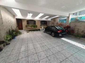 Casa · 170m² · 2 Quartos · 4 Vagas · Casa térrea no Tatuapé, reformada, com  8m de frente, 2 quartos, 3 banheiros e 4 vagas de garagem.