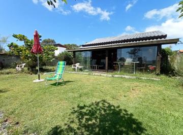 684935_i5T2B17lt455sc67o_68493567aba2936e504.jpg · Duas casas com entradas individuais, pátio espaçoso, matrícula em andamento