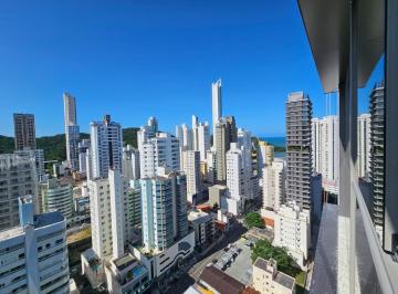 Vista do alto do Las Brisas para os prédios de Balneário Camboriú e o mar ao fundo · Cobertura à venda no Edifício Las Brisas Residencial