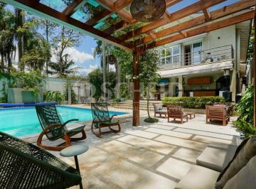 Casa · 900m² · 5 Quartos · 4 Vagas · Casa reformada com 5 suítes e área de lazer no Jardim Cordeiro!