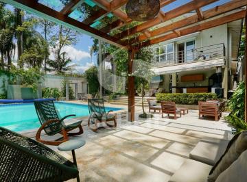 Casa · 900m² · 5 Quartos · 4 Vagas · Casa reformada com 5 suítes e área de lazer no Jardim Cordeiro!