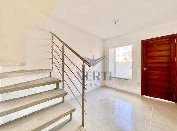Sala de estar · Encantadora Casa de 2 Quartos localizada no bairro da Itoupava Central, com 02 vagas de garagem e am