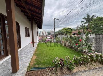 jardim · Surpreenda-se com esta casa PLANA no bairro Água Verde, com 3 quartos, suíte, churrasqueira a carvão