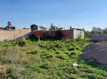 Foto 01 · Terreno 250m2 10X25  mega plano, fechado nas laterais e fundos, calçada pronta ,muito próximo da pra